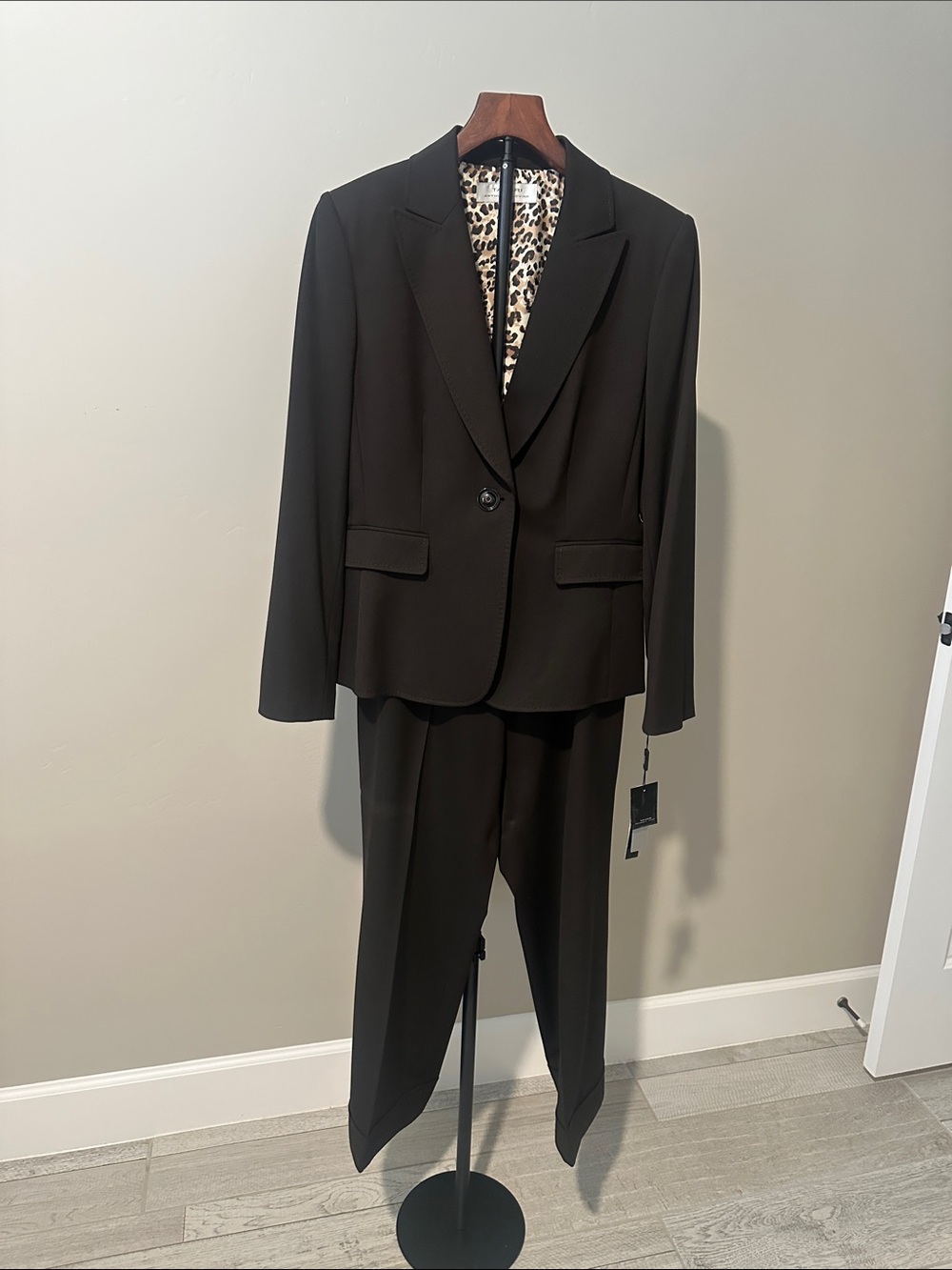 Tahari Black Women's Two-Piece Suit Blazer & Trousers